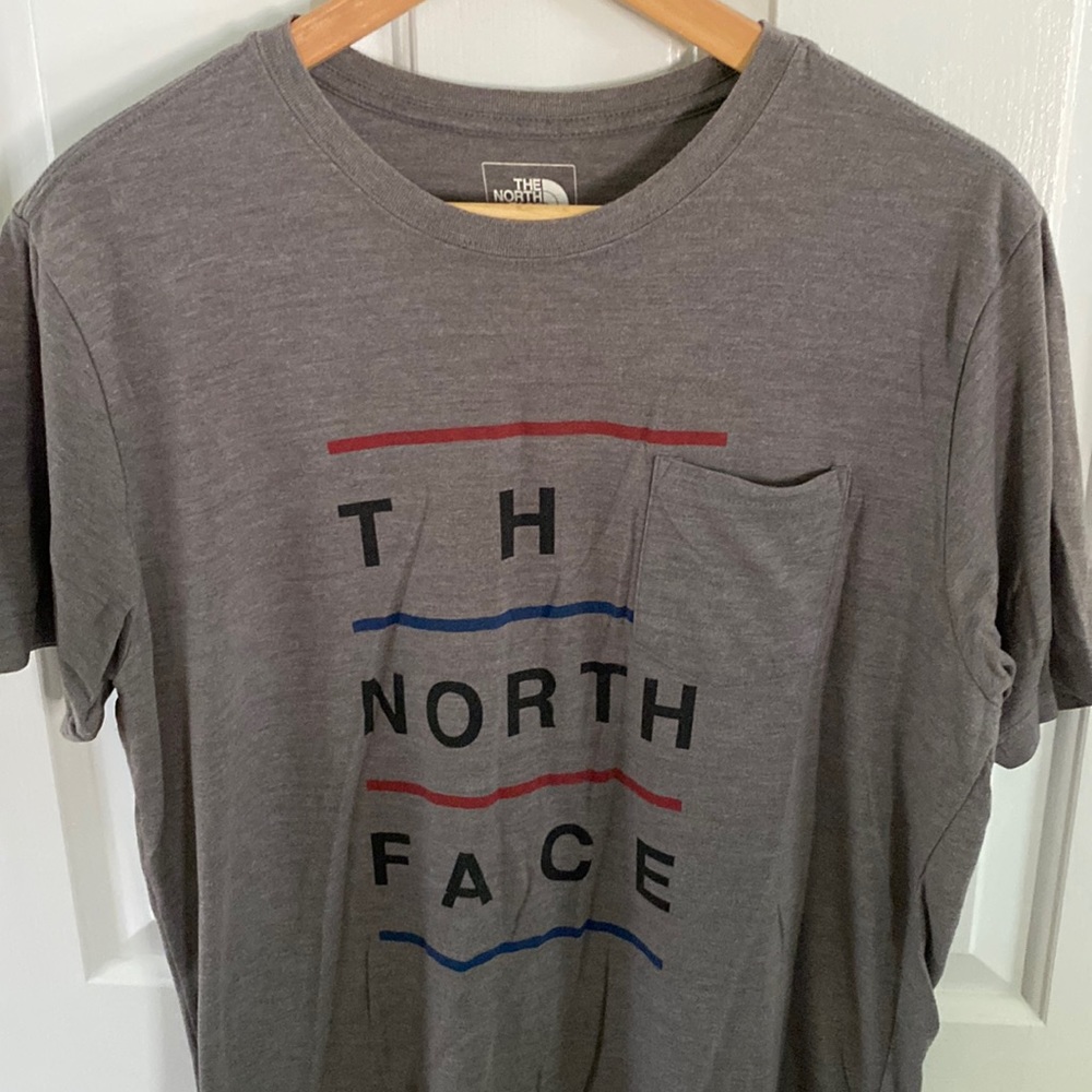 Mens The North Face Gray Pocket T Shirt. size Large.